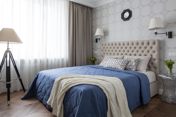 lit avec couvre-lit bleu dans la chambre