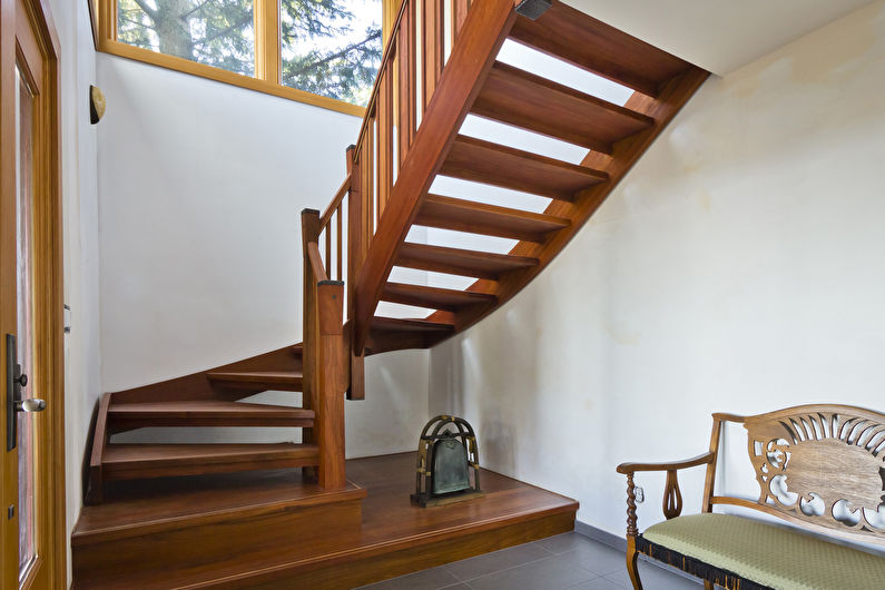 Escalier en bois au deuxième étage