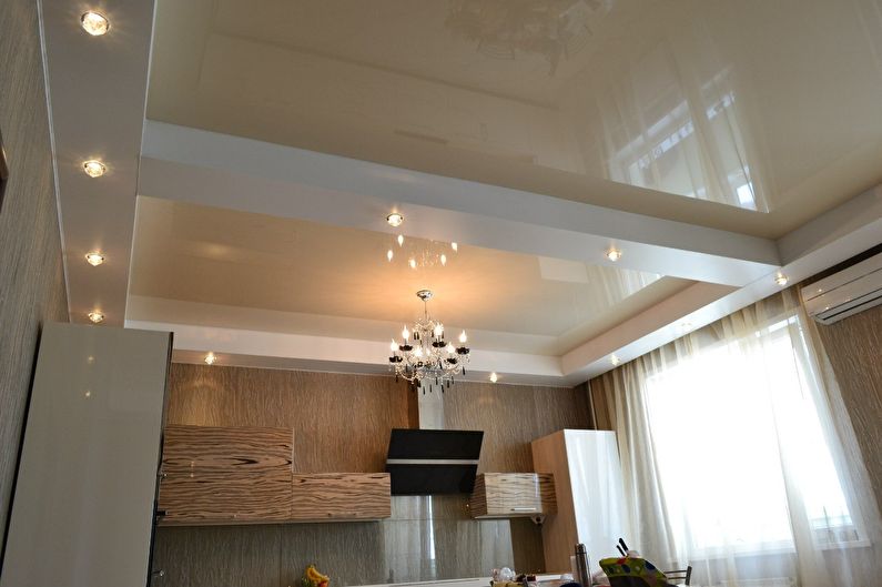 Conception de plafond en plaques de plâtre dans la cuisine