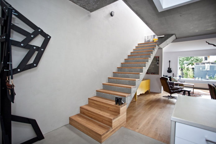 escalier en béton à l'intérieur d'une maison privée