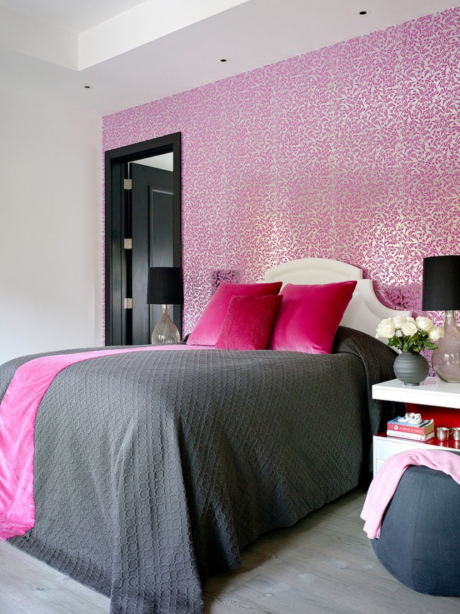 Un mouvement de conception populaire consiste à mettre en évidence le mur au niveau de la tête de lit avec un motif de ton ou de papier peint.  Sur la photo: papier peint 100% papier pour la chambre Cole & Son
