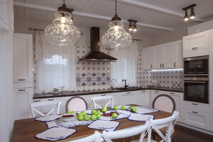 Style provençal à l'intérieur d'une cuisine blanche