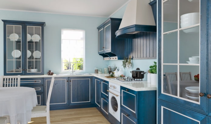 Style provençal à l'intérieur d'une cuisine bleue