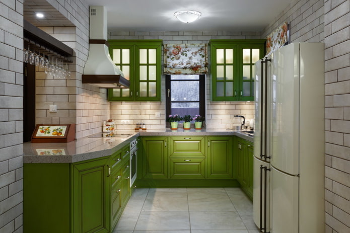 Style provençal à l'intérieur d'une cuisine verte