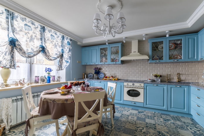 Style provençal à l'intérieur d'une cuisine bleue
