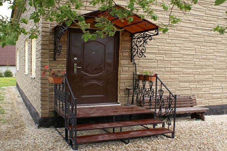 Décoration d'un porche en métal et forgé pour une maison privée - photo