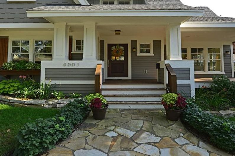 Décoration de porche avec marches et balustrades pour une maison privée - photo