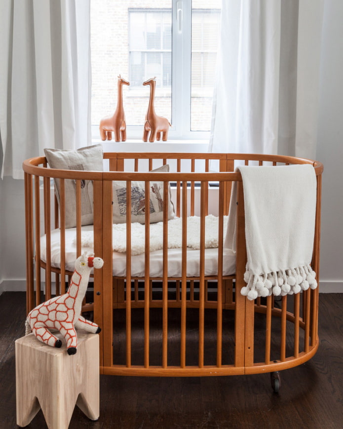 lit ovale pour bébé à l'intérieur