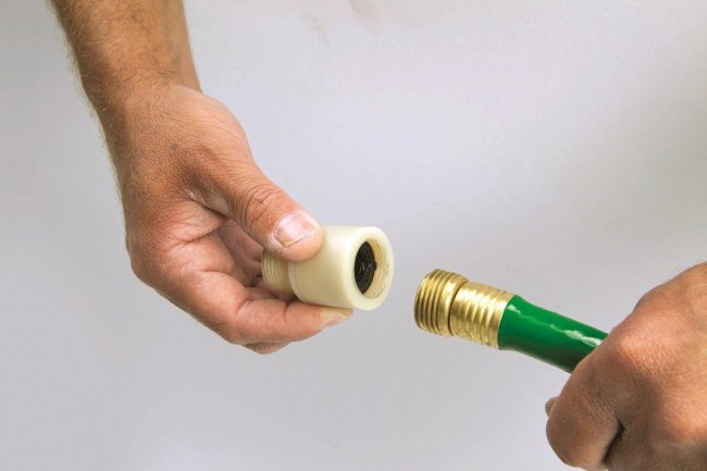Le filtre du tuyau d'alimentation en eau doit également être nettoyé périodiquement.