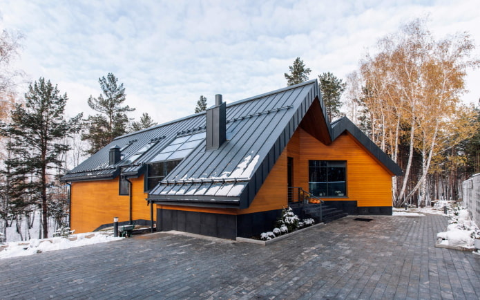 finition du toit de la maison dans le style scandinave
