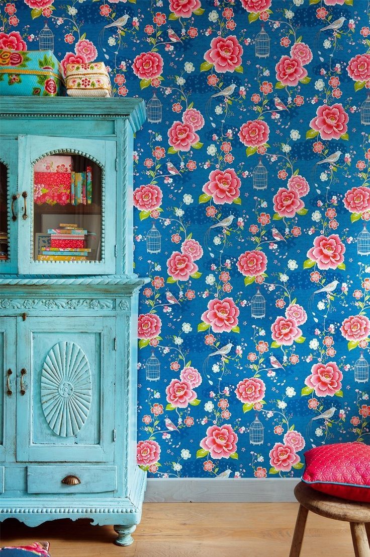 Papier peint brillant pour une chambre d'enfant d'une fille avec un imprimé floral