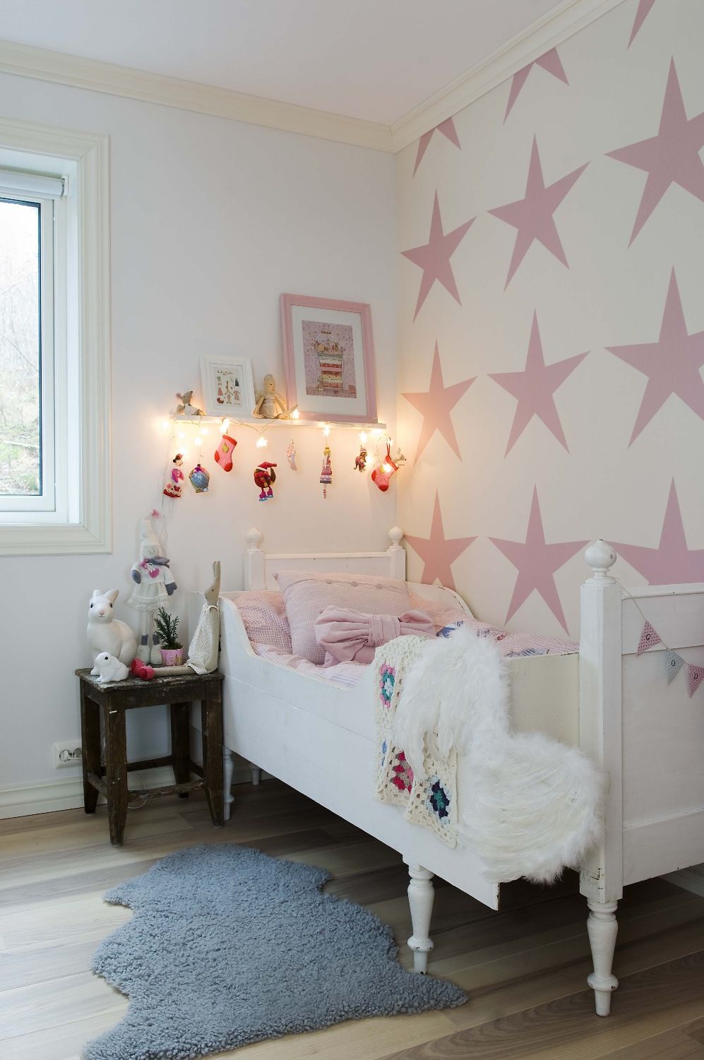 Photo 5 - Papier peint avec étoiles roses dans la chambre de la fille 