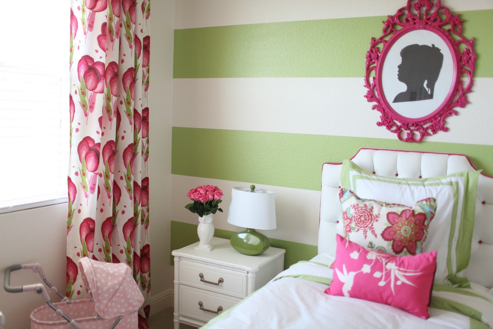 Photo 10 - Papier peint à larges rayures vertes dans la chambre pour la fille 