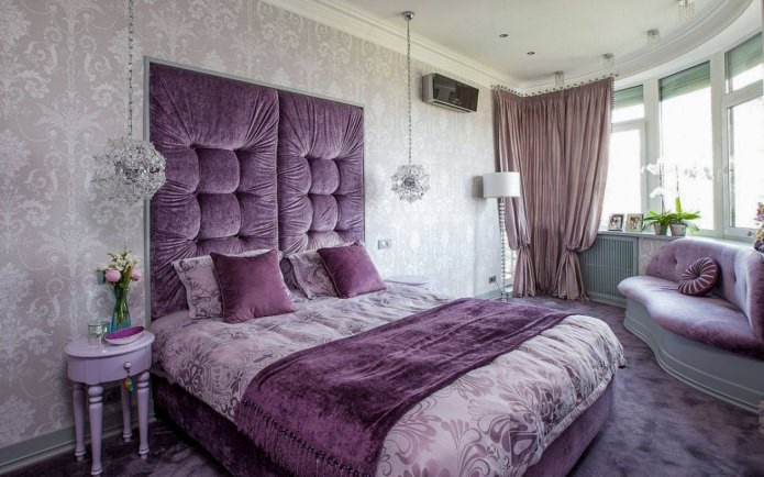 Papier peint gris à l'intérieur de la chambre avec des meubles et des rideaux violets