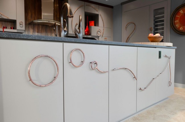 Poignées de frappe pour meubles de cuisine en forme d'anneaux et de lignes courbes 