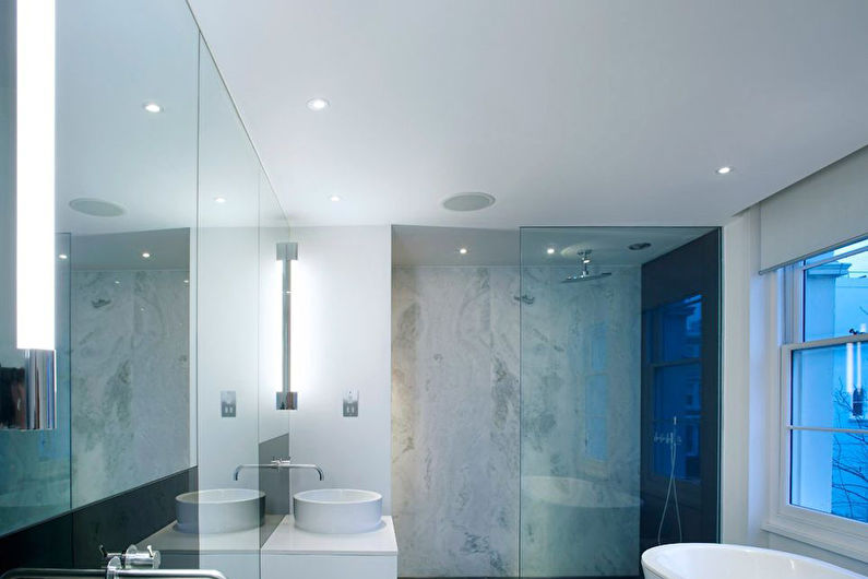 Plafond tendu dans la salle de bain - Style moderne