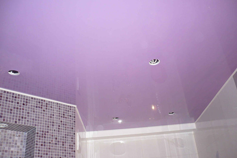 Plafond tendu dans la salle de bain - Avantages et inconvénients