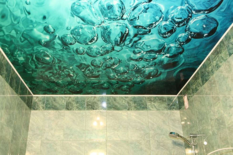 Plafond tendu dans la salle de bain - Style marin