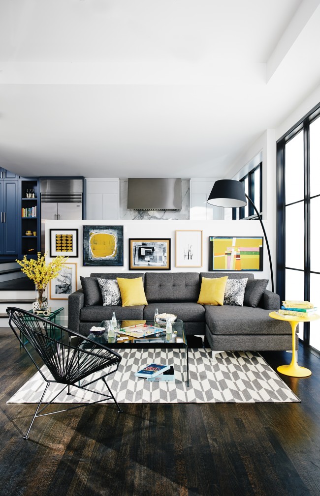 Les nuances jaunes vives et chaudes accentuées dans toute la pièce agrandissent visuellement l'espace et créent une ambiance ensoleillée