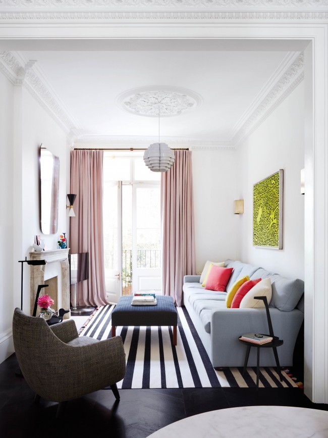 La palette de cinq couleurs organiquement combinées mettra facilement en valeur l'ambiance du salon.  Attention : des rayures noires et blanches sur le tapis étirent visuellement l'espace de la pièce.