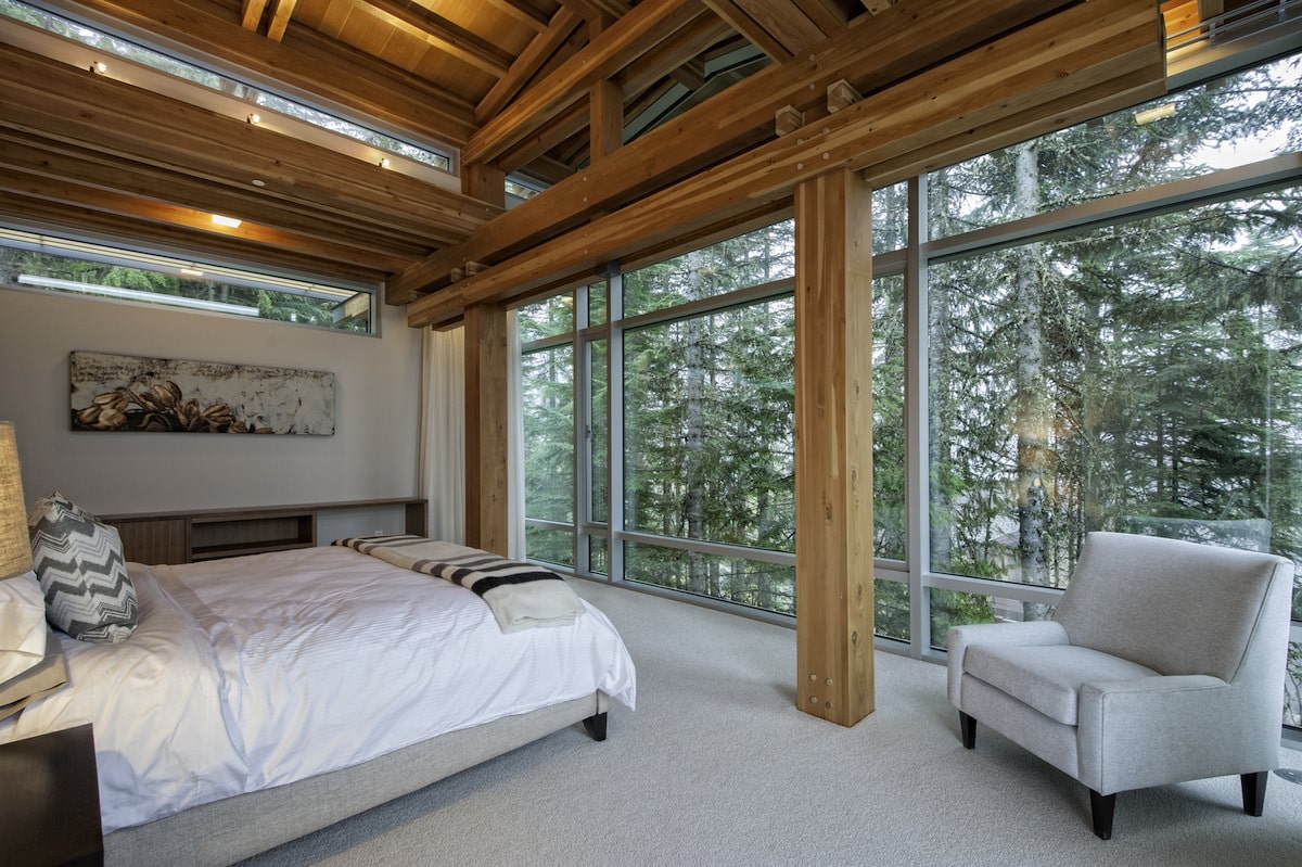 Intérieur de chambre dans une maison de campagne avec fenêtres panoramiques