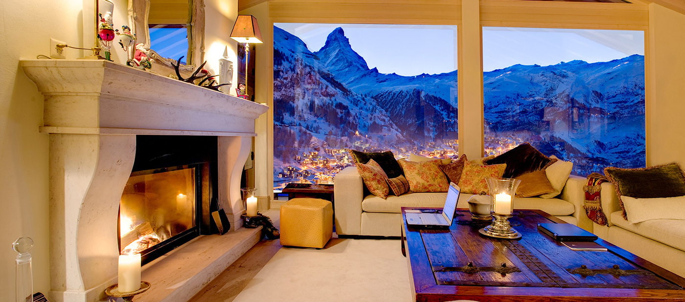 intérieur de salon dans une maison de campagne avec fenêtres panoramiques