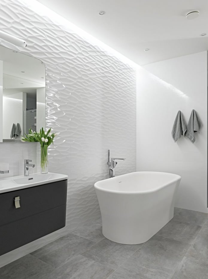 panneaux blancs en relief dans la salle de bain