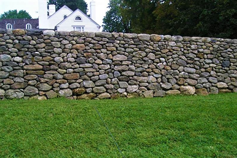 Clôture en pierre pour une maison privée - photo