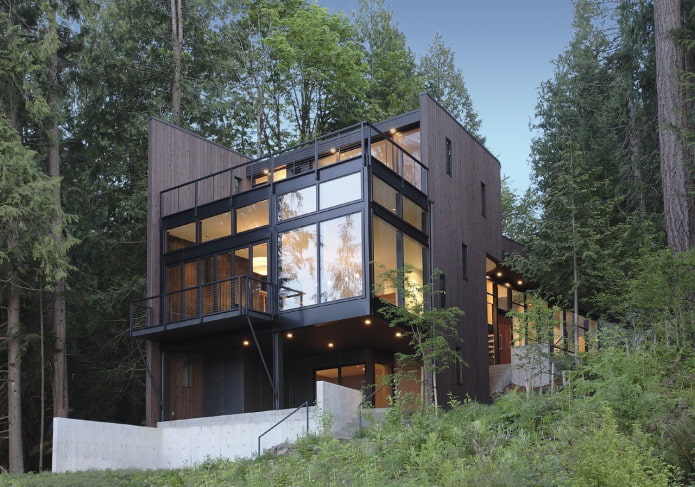 maison high-tech dans la forêt