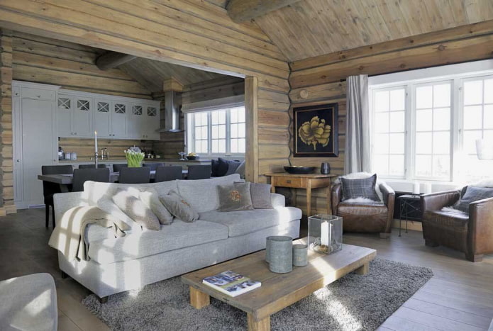 canapé dans une maison en bois