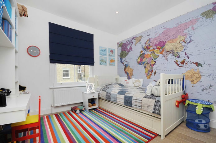 papier peint avec la carte du monde dans la chambre des enfants