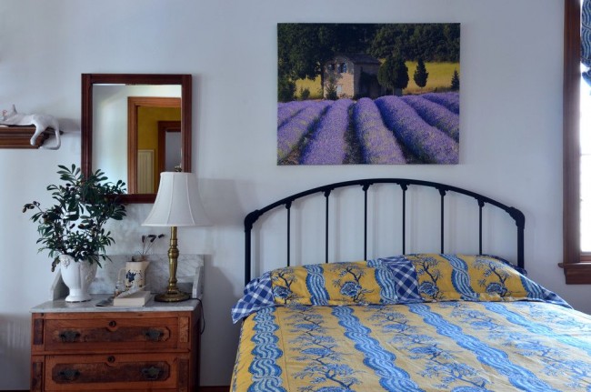 L'image des champs de lavande dans l'image dans un intérieur simple de chambre à coucher