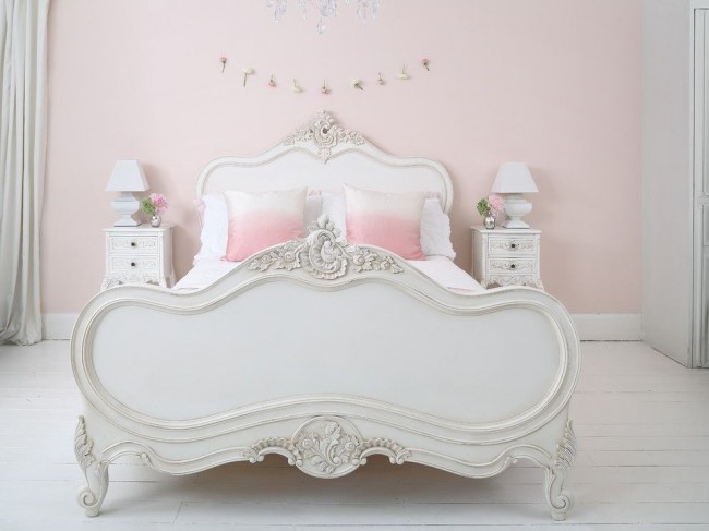 Chambre Provence blanche aux accents roses : papier peint rose pâle, dégradé blanc et rose sur coussins, roses thé