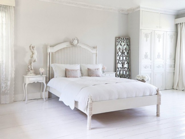 Armoire haute aux motifs sculptés et lit traditionnel médiéval français - rétro, qui a trouvé sa place à l'intérieur d'une chambre de style provençal