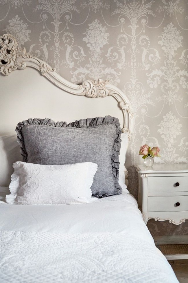 Lit avec tête de lit sculptée pour un intérieur de style provençal