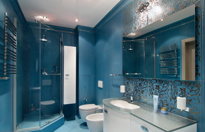 murs bleus à l'intérieur de la salle de bain
