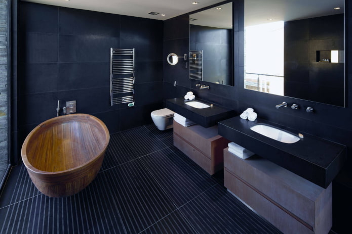 murs noirs à l'intérieur de la salle de bain