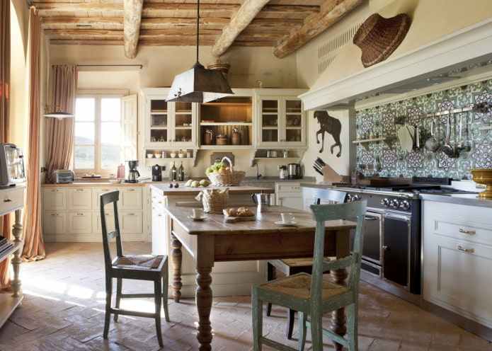 meubles à l'intérieur de la cuisine dans un style campagnard rustique