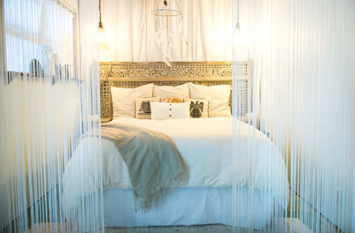 Chambre à coucher avec rideaux en filaments blancs