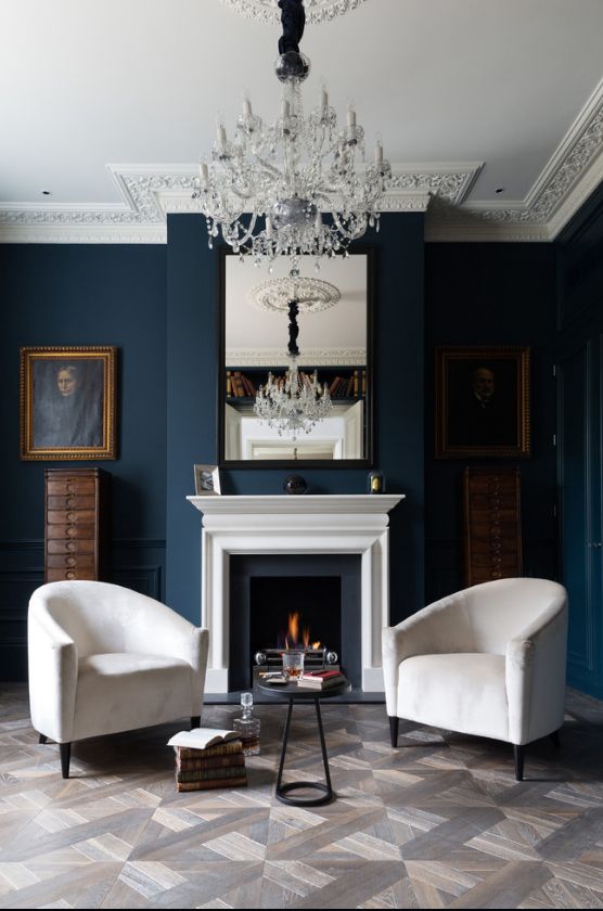 Salon classique avec papier peint bleu foncé et mobilier blanc