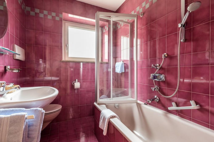carreaux roses à l'intérieur de la salle de bain