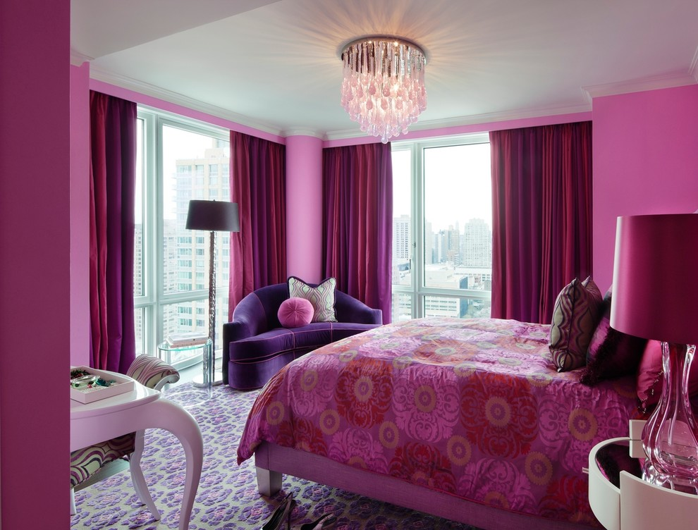 Une chambre décorée uniquement dans des tons roses et violets est une décision très audacieuse