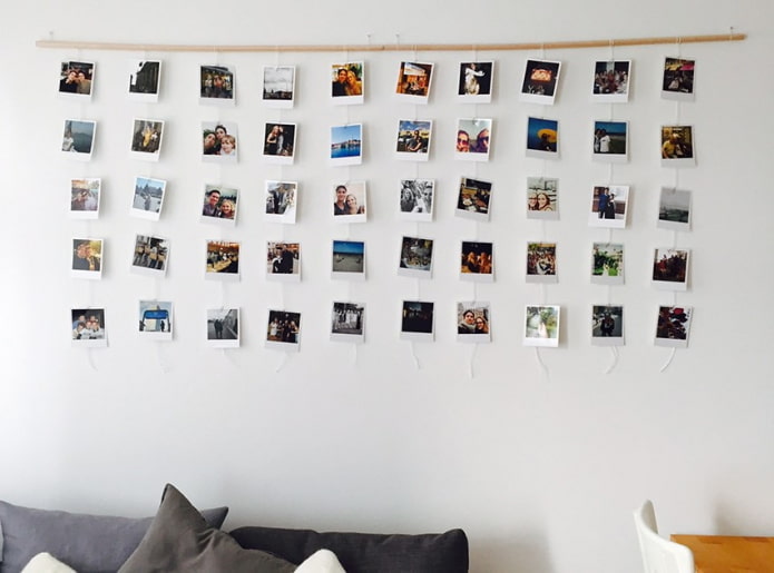 photos de polaroid sur le mur à l'intérieur