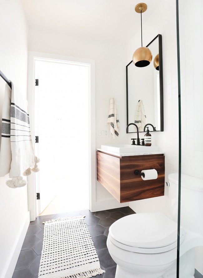 Laconicisme, sobriété et couleurs authentiques définissent le design scandinave de la salle de bain