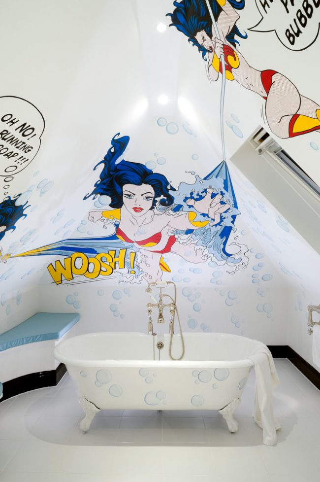 Solution originale : des bandes dessinées aux murs et au plafond de la salle de bain