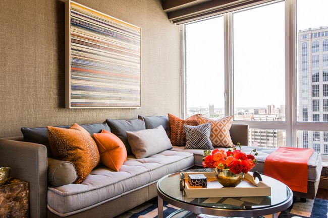 Un canapé confortable et des fenêtres panoramiques rendront le salon très confortable
