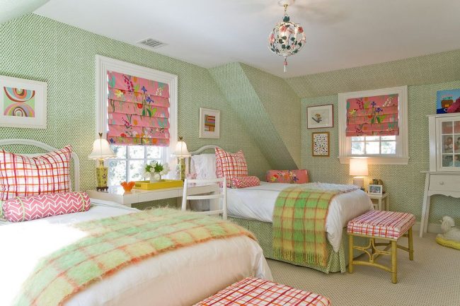 Intérieur frais et calme d'une chambre d'enfants pour deux filles.  La couleur principale de la chambre est le vert.  Le blanc et le rose sont des couleurs complémentaires