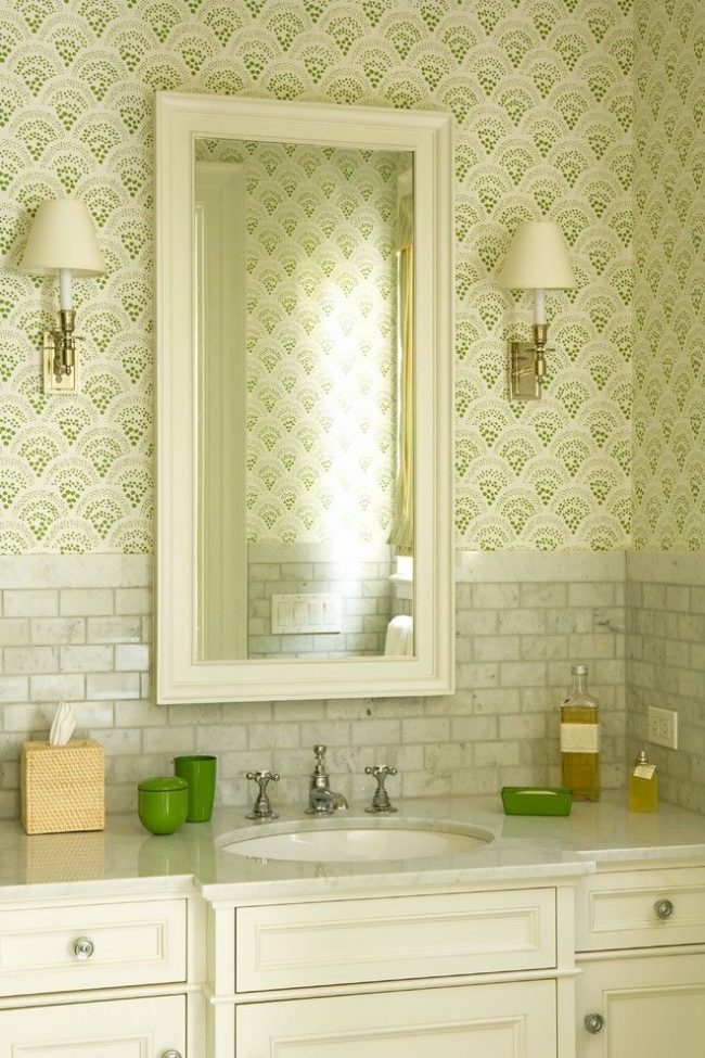 Salle de bain lumineuse avec de petits ornements verts chauds sur le papier peint
