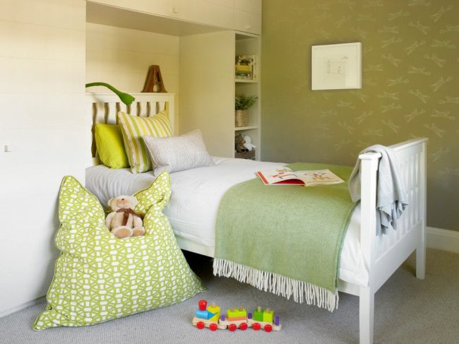 Une version calme de l'intérieur d'une chambre d'enfant avec un minimum de mobilier, mais un maximum de fonctionnalité et de confort