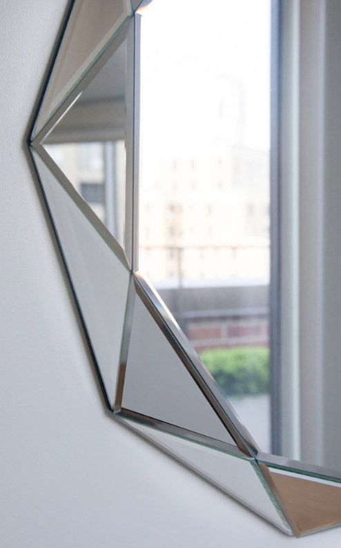 La coupe à facettes est élégante à l'intérieur, de sorte que de nombreux concepteurs pratiquent l'absence de cadres pour de tels miroirs.